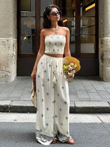 נשים עם הדפס בוהמייני קיץ שני חלקים סט מכנסיים רחבים בגזרה רופפת לבוש קז'ואל על חוף הים - Product Image 1