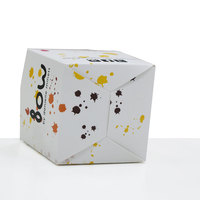 Boîtes en papier avec bougeoirs en verre en forme de bougie lanternes et bocaux