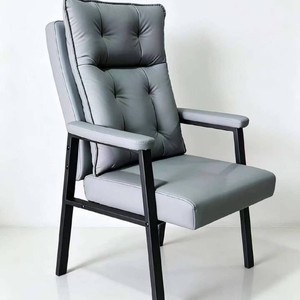 Silla de Mahjong Tapizada en Cuero Verde con Estructura Metálica para Sala de Juegos y Espacio de Estar - Product Image 3