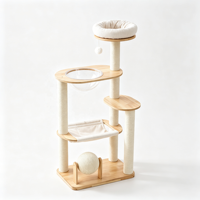 Arbre à chat multi-niveaux ScratchHaven 132 cm en bois de caoutchouc avec hamac en toile, bol en acrylique transparent et quatre poteaux à gratter en sisal