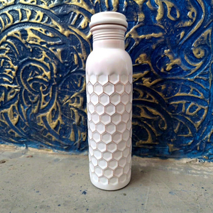 Botella de Agua de Cobre con Diseño Geométrico de Panal Blanco, Antiderrames, para Bienestar, Viajes, Oficina, Cocina, Hidratación Diaria - Product Image 1