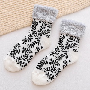 Chaussettes d'intérieur en polaire antidérapantes Cmax Wholesale, épaisses et douces, pour femmes, hiver, thermiques, colorées, Noël, bon marché, en tissu éponge - Product Image 6