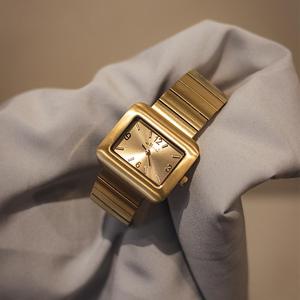 Reloj cuadrado dorado para mujer personalidad dominante, lujo simple, medieval, celebridad de Internet, reloj retro de gama alta para mujer - Product Image 2