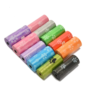 Sacs à déjections canines écologiques biodégradables imperméables avec motif patte coloré, rouleaux de 15 unités - Product Image 4