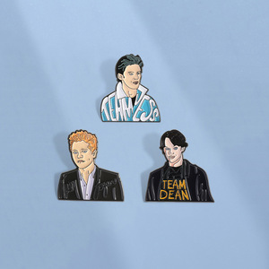 Untuk tiga bersaudara ukiran kerah Ulang Tahun Pin lencana logam dengan desain disesuaikan - Product Image 4