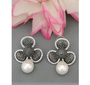 Boucles d'oreilles pendantes tendance RCHIE CREATION, faites à la main, imitation perle, zircon, motif floral, pour femmes, occasions de mariage, fabriquées au Maharashtra - Product Image 1