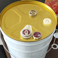 Couvercle de boîte carré en métal en fer blanc japonais de 40 mm avec bec verseur et mots pour huile moteur à usage chimique industriel
