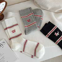 Mode haute qualité personnalisé Double aiguille mignon coton peigné broderie chaussettes chien blanc rayé chaussettes femmes équipage chaussettes pour femmes