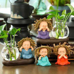 Figurine de moine zen en résine avec vase en verre pour présentation florale sur bureau, décoration de la maison, style asiatique - Product Image 1