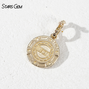 Pendentif de luxe unisexe en or jaune 10K avec breloque Lucky Seven et jeton de poker serti de diamants de laboratoire, idéal pour le quotidien - Product Image 4