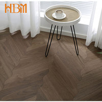 Parquet en chêne contrecollé écologique, design moderne et artistique, motif feuille, raclé à la main, sur mesure de luxe pour villa