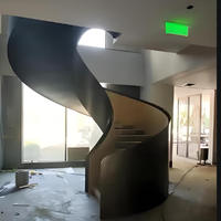 Escalier en colimaçon extérieur avec acier durable et garde-corps en bois courbé et verre, style minimaliste de luxe