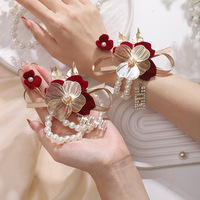 Kit de bracelet floral à porter au poignet en velours bordeaux, orné de perles métalliques et de lettres en strass, pour demoiselle d'honneur et mariée