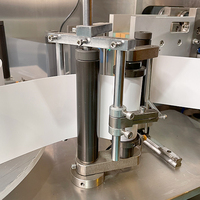 Automatische Easy Snap verpakkingsmachine met PLC-besturing voor het vullen, vormen en sealen van vloeistoffen voor cosmetica en voedingsmiddelen.