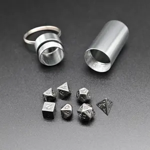 <span class=keywords><strong>Jeu</strong></span> de <span class=keywords><strong>jeu</strong></span> polyédrique de bonne qualité en laiton nouveau style conception dés en métal avec petit tube - Product Image 1