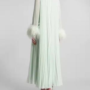 Robe de soirée longue en mousseline unie de haute qualité pour femme, style décontracté plissé avec plumes et diamants – Tissée écologiquement - Product Image 3