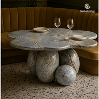 Table en pierre naturelle de quartzite bleu Roma personnalisée, modèle Couronne de pétales, pour projets hôteliers et villas