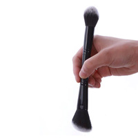 HMU ODM OEM 2 en 1 Pinceau de maquillage pour le visage à double tête en forme de flamme, en fibres synthétiques végétaliennes, pour le contour, le fond de teint et l'illuminateur