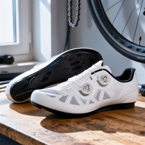 Chaussures de vélo de <span class=keywords><strong>route</strong></span> respirantes et légères, professionnelles, en fibre de carbone, pour l'été, avec système de blocage à double bouton, à calcanche large - Product Image 1