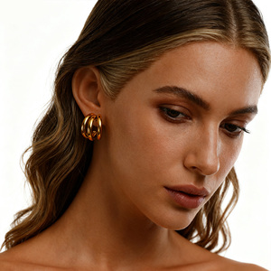 Pendientes en Forma de C de Acero Inoxidable con Baño de Oro PVD de 18k, Hipoalergénicos, Resistentes al Deslustre y al Agua, Modelo YF3041 - Product Image 4