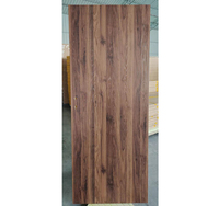 Revêtement de porte en WPC (bois-plastique composite) imperméable de 35 mm/40 mm d'épaisseur, fabriqué en Chine, pour une utilisation intérieure moderne dans les appartements finis.