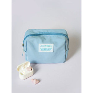 Borse e custodie per cosmetici Pau quadrate con etichetta blu media - Product Image 1