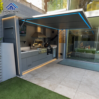 Module de cuisine extérieur moderne modulaire en acier inoxydable et acrylique, résistant aux intempéries, avec téléviseur intégré, haut-parleur, auvent LED, barbecue à gaz, réfrigérateur et évier