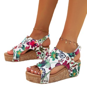 Grande taille 2024 été nouveau style fleur talon compensé poisson bouche fond épais rivet sandales pour femmes - Product Image 5