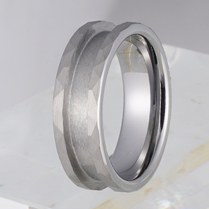 Nhà máy <span class=keywords><strong>6mm</strong></span> 8mm <span class=keywords><strong>tungsten</strong></span> carbide Nhẫn đính hôn búa Matt bề mặt 4mm kênh bên trong bóng sáng bóng ban nhạc cổ điển - Product Image 3
