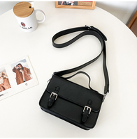 Sac bandoulière vintage structuré en cuir PU avec poignée supérieure et rabat, petit sac rétro pour femme