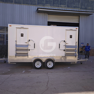 Moderno y Lujoso Remolque de Baños Portátiles para Fiestas al Aire Libre, 3 Cabinas, Gran Tamaño, para Uso en Bodas en la Playa - Product Image 1