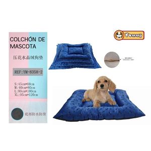 Set di Quattro Pezzi di Tappetini per Cani in Velluto Ricamato con Cristalli, con Preziose Ossa Blu e Impronte, Eleganti Lettini per Animali - Product Image 1