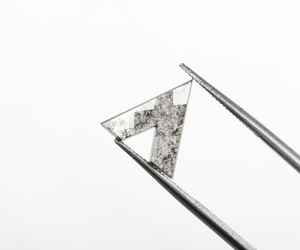 Anillo con Colgante en Forma de V con Diamante Cultivado en Laboratorio de Color Sal y Pimienta de 1.37 CT, 9.8x9.7mm, Certificado IGI - Product Image 2