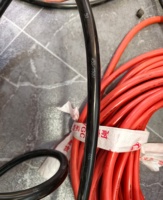 70mm² 360A M8 Anschlussklemmen Anpassbare Kupfer-Batteriekabel Rotes Silikongehäuse IP65 für Solaranlagen Wohnmobile Automobilindustrie