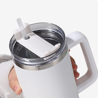 Meilleur prix 40 oz Tumbler Cups Tasse de voyage à café 40 oz Bouteille d'eau en acier inoxydable avec poignée et couvercles