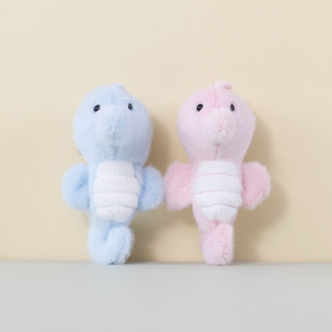 Оптовая продажа: Миниатюрный 13-сантиметровый экологичный плюшевый брелок-подвеска в виде морского конька, мягкая игрушка-морское животное на заказ для промоакций и подарков - Product Image 2