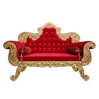 Canapé de mariage Chesterfield traditionnel de luxe |   Canapé capitonné en velours avec détails en métal doré sculpté |   Canapé d'événement à deux places de qualité supérieure pour hôtels et villas
