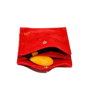 Pochette à bijoux personnalisée en velours doux rouge avec logo doré et compartiment - Product Image 1
