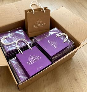 Sacs de vente en carton personnalisés à prix de gros, sacs cadeaux pour entreprises - Product Image 1