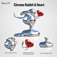 Sculpture d'art métallique en acier inoxydable poli miroir, représentant un lapin de dessin animé tenant un ballon cœur rouge, pour monument de place publique, fabrication sur mesure