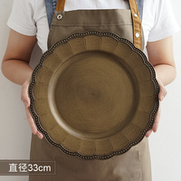 Assiettes de présentation en acrylique de style aristocrate marron foncé avec bord gaufré orné, assiettes de service rondes en plastique rétro baroques de 13 pouces