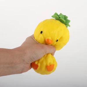 Jouets à presser en forme de canard ananas, mignons animaux de dessin animé en forme de fruits, jouets anti-stress souples en TPR, cadeaux pour fêtes d'anniversaire d'enfants - Product Image 4