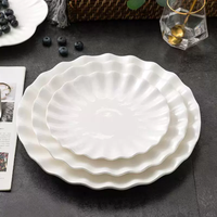 Assiette de table en mélamine blanche unie à bords ondulés, forme irrégulière, personnalisable en usine, vaisselle en mélamine