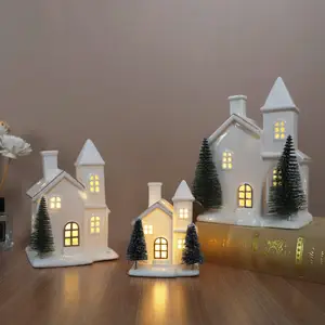 Figuritas LED de porcelana preiluminadas para Navidad, pueblo de invierno, venta al por mayor, de cerámica roja marfil, para casa de escritorio, decoración de árbol