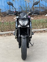 Moto de rue Yamaha MT-09 900cc EFI refroidie par eau >260 km/h Vitesse maximale Performances puissantes Qualité fiable Conduite agressive