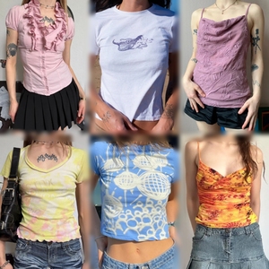 เสื้อผ้าผู้หญิงมือสองขายส่งแบบยกกระสอบ คละแบบ เสื้อครอปถัก เสื้อเปิดไหล่ เสื้อกล้าม เสื้อยืดลายกราฟิก - Product Image 5