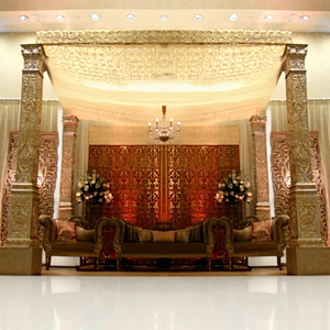 Elegante Mandap Tradicional para Bodas con Temática Bollywood, Escenario Cuadrado de Fibra de Vidrio Tallado a Mano, Color Personalizable, EE. UU. - Product Image 1