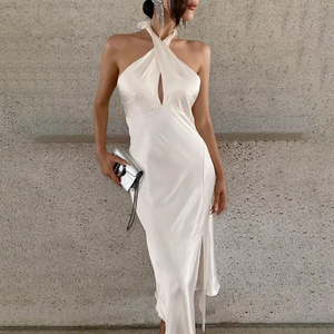 Vestidos de noche de satén teñido digitalmente, a la moda, de color beige sólido, sexys y elegantes, con cuello halter, para fiesta, casuales, con espalda descubierta. - Product Image 3