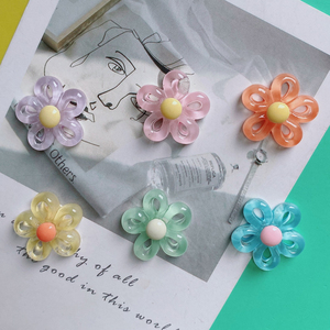 Accessoires de bijoux DIY : Breloques miniatures en résine ajourées en forme de fleur pour la création de broches, coques de téléphone et aimants de réfrigérateur - Product Image 4