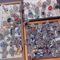 Großhandel Europäisch-Amerikanischer Luxus Retro Blumenring Vollbesetzt mit Zirkonia Edelstein Kupfer Strass Perle Gemischter Stil Damen Fingerring